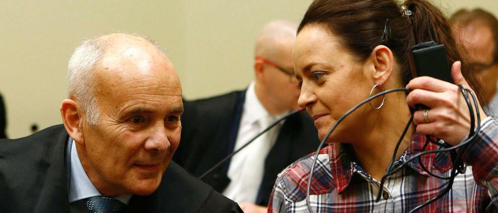 Beate Zschäpe mit ihrem Anwalt Hermann Borchert, der im NSU-Prozess aber nicht als fünfter Pflichtverteidiger arbeiten darf.