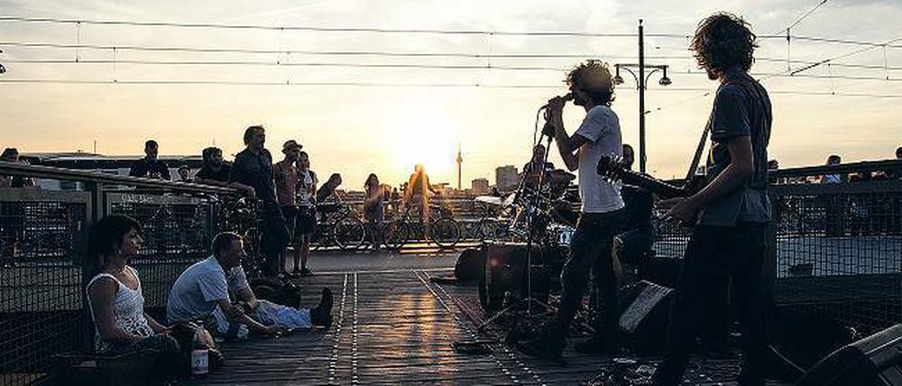 Das Gelände rings um die Warschauer Brücke ist als Partymeile beliebt, die Nachtschwärmer und Touristen aus aller Welt anzieht. Zudem ist das Areal ein Knotenpunkt des ÖPNV.
