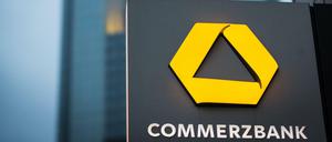 Die Strafzinsen, die Banken zahlen müssen, wenn sie Geld bei der EZB einlagern, gibt die Commerzbank nun an noch mehr Kunden weiter.