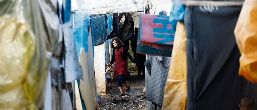 Weniger als das Notwendige: Die Not an der syrisch-türkischen Grenze wird immer größer. Zehntausende sind inzwischen aus der Region um Aleppo geflohen.