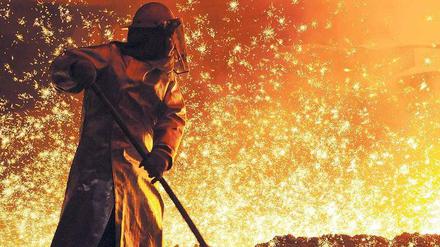 Heißes Geschäft. Überkapazitäten, der Emissionshandel und billige Importe aus China bedrohen die Branche. 