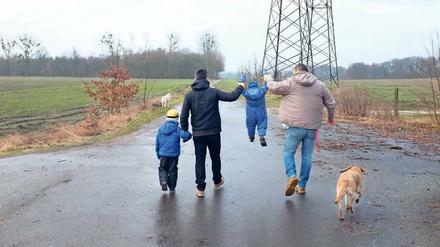 Hand in Hand. Michael Grunow und Carlos Puig sind mit den Jungen aufs Land gezogen. Eine Adoption ist für homosexuelle Paare in Deutschland fast aussichtslos. Ohne sie hätten viele Pflegekinder in Berlin aber kein Zuhause. 