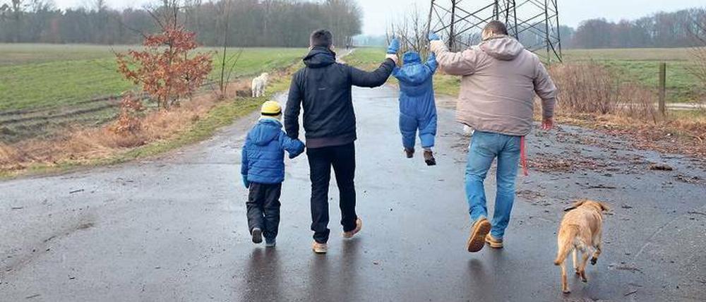 Hand in Hand. Michael Grunow und Carlos Puig sind mit den Jungen aufs Land gezogen. Eine Adoption ist für homosexuelle Paare in Deutschland fast aussichtslos. Ohne sie hätten viele Pflegekinder in Berlin aber kein Zuhause.