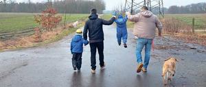 Hand in Hand. Michael Grunow und Carlos Puig sind mit den Jungen aufs Land gezogen. Eine Adoption ist für homosexuelle Paare in Deutschland fast aussichtslos. Ohne sie hätten viele Pflegekinder in Berlin aber kein Zuhause. 