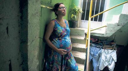 Ungewissheit. Zika schädigt vermutlich das Gehirn von Föten. Schwangere sollten deshalb die Epidemiegebiete meiden. Aber auch Reiserückkehrer können beim Sex ihre Partnerin anstecken.