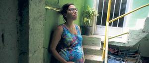 Ungewissheit. Zika schädigt vermutlich das Gehirn von Föten. Schwangere sollten deshalb die Epidemiegebiete meiden. Aber auch Reiserückkehrer können beim Sex ihre Partnerin anstecken.