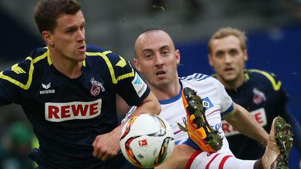 Kölns Torschütze Simon Zoller im Duell mit Josip Drmic.