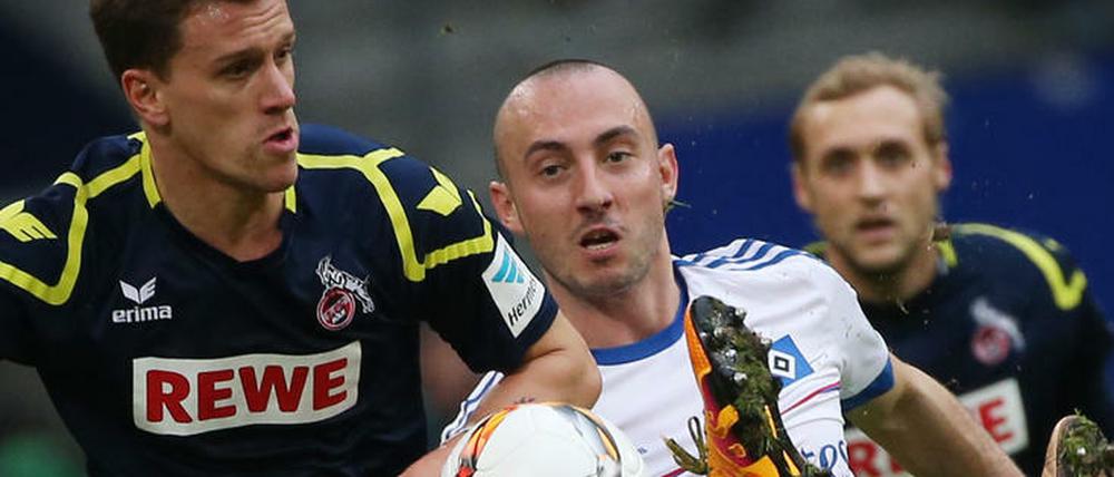 Kölns Torschütze Simon Zoller im Duell mit Josip Drmic.