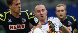Kölns Torschütze Simon Zoller im Duell mit Josip Drmic.