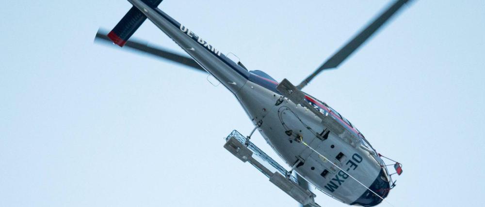 Bei den Bergungsarbeiten waren zahlreiche Rettungskräfte, Lawinenhunde und auch vier Hubschrauber im Einsatz. 
