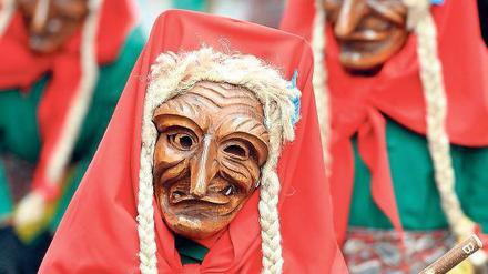 Mummenschanz als Dummenchance. Onlinepöbler verstecken sich gern.