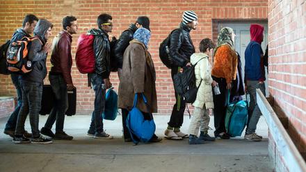 Und wohin jetzt? Weiterhin kommen täglich zahlreiche Flüchtlinge in Berlin und Brandenburg an, viele davon am Bahnhof in Schönefeld.