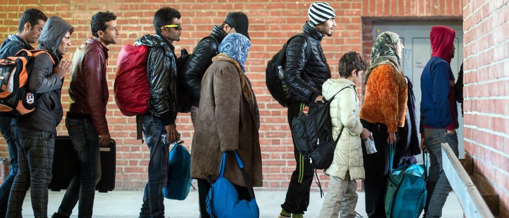 Und wohin jetzt? Weiterhin kommen täglich zahlreiche Flüchtlinge in Berlin und Brandenburg an, viele davon am Bahnhof in Schönefeld.