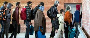 Und wohin jetzt? Weiterhin kommen täglich zahlreiche Flüchtlinge in Berlin und Brandenburg an, viele davon am Bahnhof in Schönefeld.