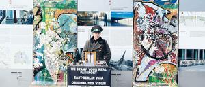 Die Mauer. Darsteller von DDR-Grenzern will das Bezirksamt Mitte am Potsdamer Platz nicht dulden.