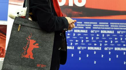 Festivalchef Dieter Kosslick mit der aktuellen Berlinale-Tasche. Beim Einlass zu den Verführungen werden die Zuschauer in diesem Jahr kontrolliert.