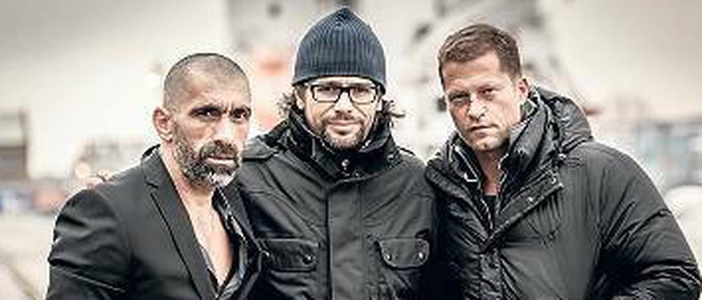 Am Tatort. Produzent Sigi Kamml (Mitte) mit den „Tschiller“-Schauspielern Erdal Yildiz und Til Schweiger.