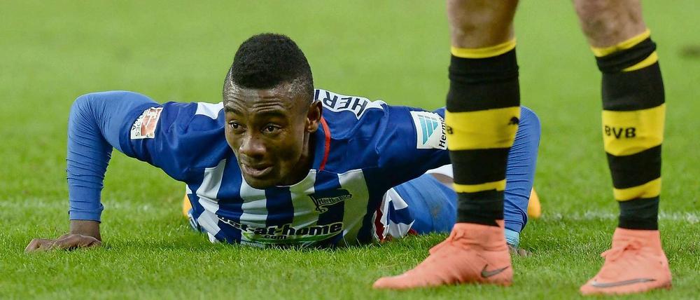 Am Boden? Von wegen! Herthas Stürmer Salomon Kalou.