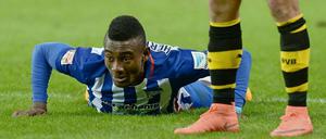 Am Boden? Von wegen! Herthas Stürmer Salomon Kalou.
