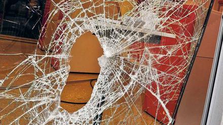Auch Wohnungen und Geschäfte attackierten die Randalierer.