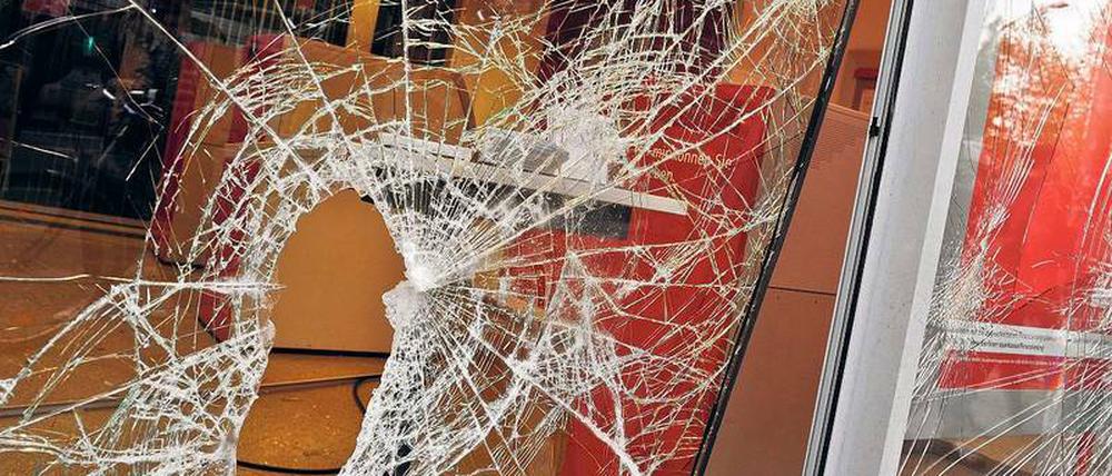 Auch Wohnungen und Geschäfte attackierten die Randalierer.