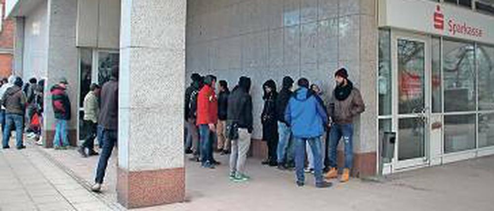 Geduldsprobe. Nicht nur vor dem Lageso, sondern auch bei dieser Sparkassenfiliale müssen Neuankömmlinge in Berlin lange anstehen.