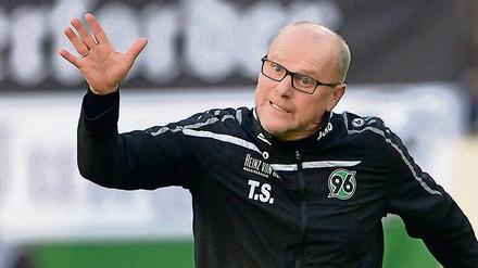 Verschieben oder was? Thomas Schaaf im Einsatz.