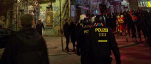 Feuerwerkskörper werden bei der Demonstration linker Gruppen in der Rigaer Straße gezündet.