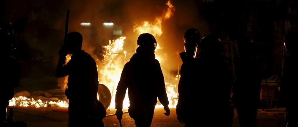 In Hongkong hat es nach einem Streit um illegale Imbissbuden Krawalle gegeben. 