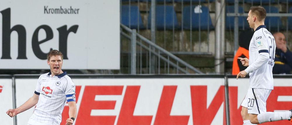 Bielefelds Torschütze Fabian Klos (l) feiert seinen Treffer zum 1:1 mit Manuel Junglas (r). F