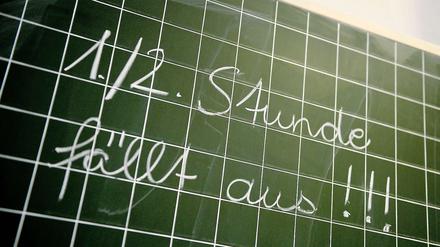 Schultafel: "1./2. Stunde fällt aus"