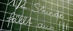 Schultafel: "1./2. Stunde fällt aus"