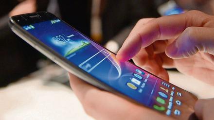 Immer mehr Geschäfte bieten ihren Kunden an, per Handy zu bezahlen. Doch die Verbraucher sind skeptisch. 