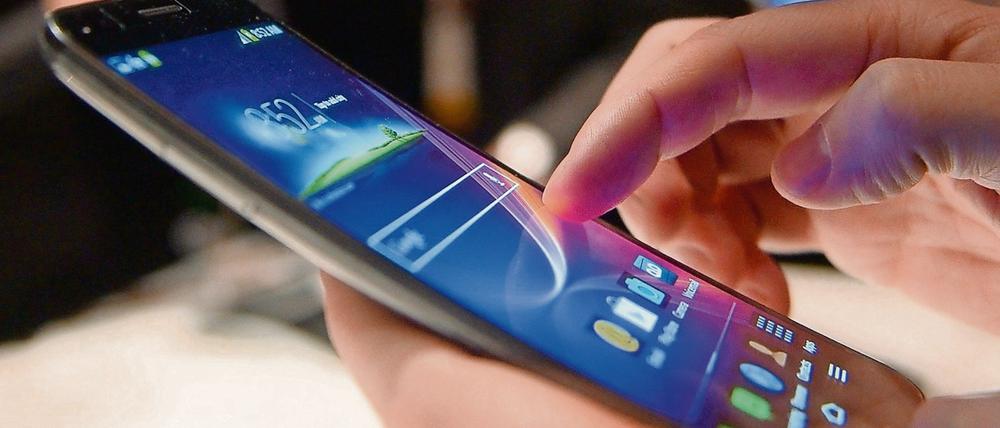 Immer mehr Geschäfte bieten ihren Kunden an, per Handy zu bezahlen. Doch die Verbraucher sind skeptisch.