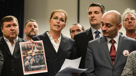 Tatjana Festerling präsentiert beim Pegida-Treffen im tschechischen Roztoky den Titel des "Time"-Magazins, das sich der Anti-Islam-Bewegung aus Dresden widmet.