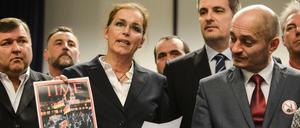 Tatjana Festerling präsentiert beim Pegida-Treffen im tschechischen Roztoky den Titel des "Time"-Magazins, das sich der Anti-Islam-Bewegung aus Dresden widmet.