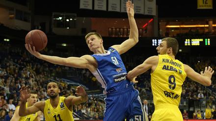 Nicht mit uns. Klaipedas Arnas Butkevicius am Ball. Albas Akeem Vargas (l.) und Teamkollege Elmedin Kikanovic haben etwas dagegen.