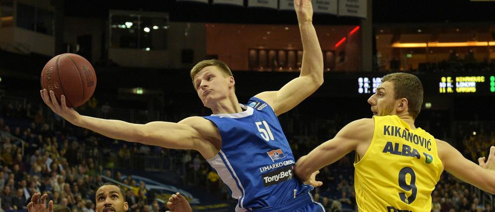 Nicht mit uns. Klaipedas Arnas Butkevicius am Ball. Albas Akeem Vargas (l.) und Teamkollege Elmedin Kikanovic haben etwas dagegen.