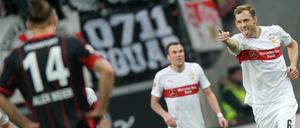 Nach dem vierten Gegentreffer wartet der Frankfurter Alexander Meier (v,l) am Mittelkreis auf den Wiederanpfiff während sich der Stuttgarter Georg Niedermeier (2.v.r.) freut. 