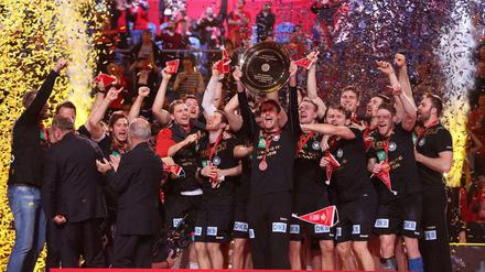 Farbenfroh. Auf den deutschen Handball prasselt gerade ein warmer Regen herab wie hier nach dem EM-Finale in Krakau.