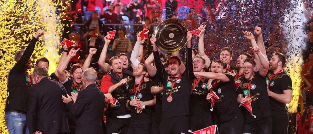 Farbenfroh. Auf den deutschen Handball prasselt gerade ein warmer Regen herab wie hier nach dem EM-Finale in Krakau.