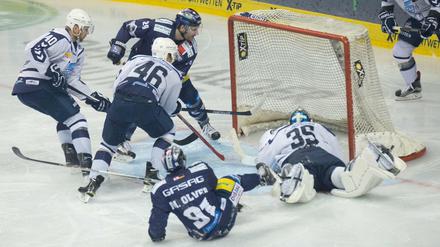 Berlins Andre Rankel (oben, in Blau) erzielt gegen die Hamburg Freezers das Tor zum 1:0.