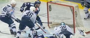 Berlins Andre Rankel (oben, in Blau) erzielt gegen die Hamburg Freezers das Tor zum 1:0.