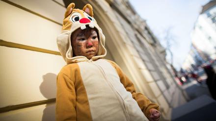 Noch nicht so fröhlich scheint dieser Junge in Mainz. Dass die Freude zunimmt, ist eher unwahrscheinlich. Der Rosenmontagszug wurde abgesagt.