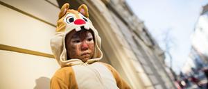 Noch nicht so fröhlich scheint dieser Junge in Mainz. Dass die Freude zunimmt, ist eher unwahrscheinlich. Der Rosenmontagszug wurde abgesagt.