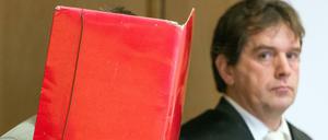 Der Angeklagte Christian E. neben seinem Anwalt Jens Mader am 25. Januar  im Verhandlungssaal des Landgerichtes in Frankfurt an der Oder.