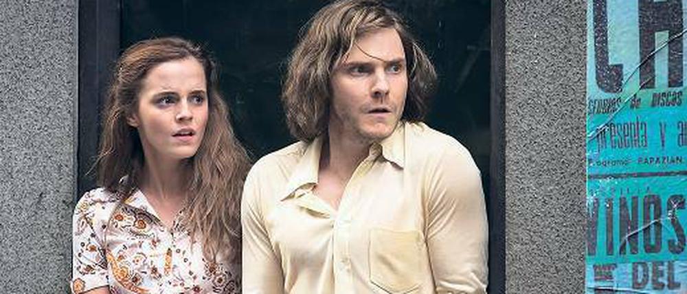 Erst verliebt, dann gejagt. Emma Watson und Daniel Brühl geraten im Chile der Pinochet-Diktatur in die Fänge einer unheimlichen Sekte, aus der es praktisch kein Entkommen gibt – weil sie unvermutete Verbündete hat.