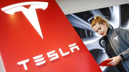 Obwohl Tesla regelmäßig hohe Verluste einfuhr, wurde das Unternehmen an der Börse als innovativer Fahnenträger der E-Mobilität gefeiert.