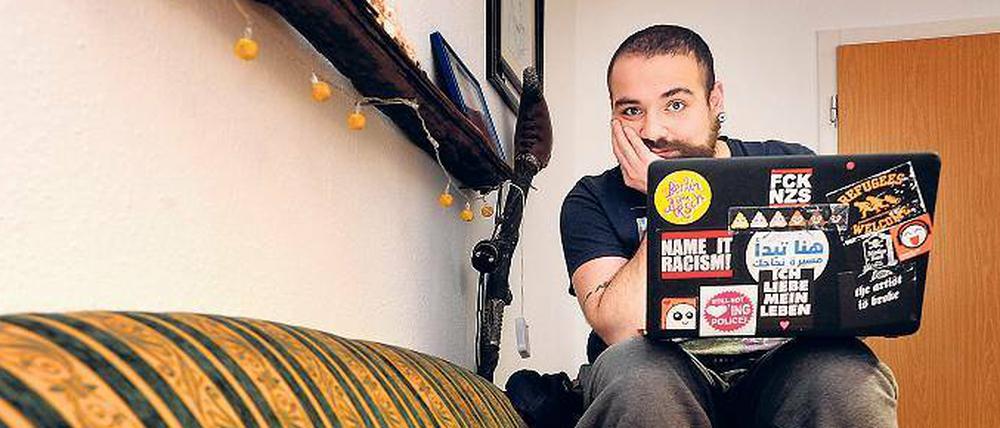 Ein Mann, ein Video. Firas Alshater will noch neun weitere Videos drehen – natürlich immer mit dem grüngelben Sofa. 