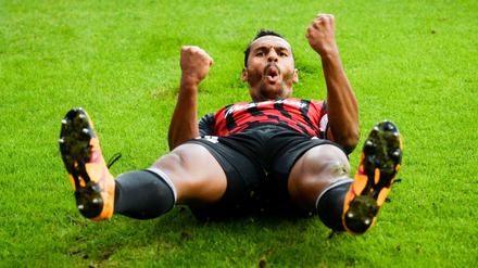Marvin Matip von Ingolstadt jubelt nach seinem Ausgleichstreffer zum 1:1 gegen Augsburg. 